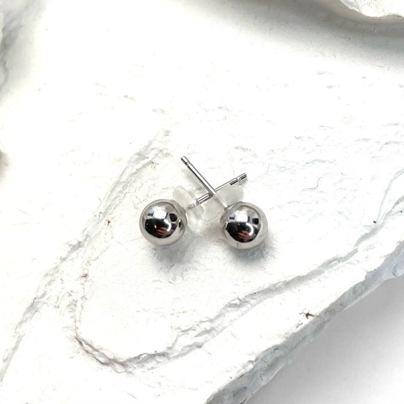 14K White Gold Round 5mm Studs - Picture 1 of 5
